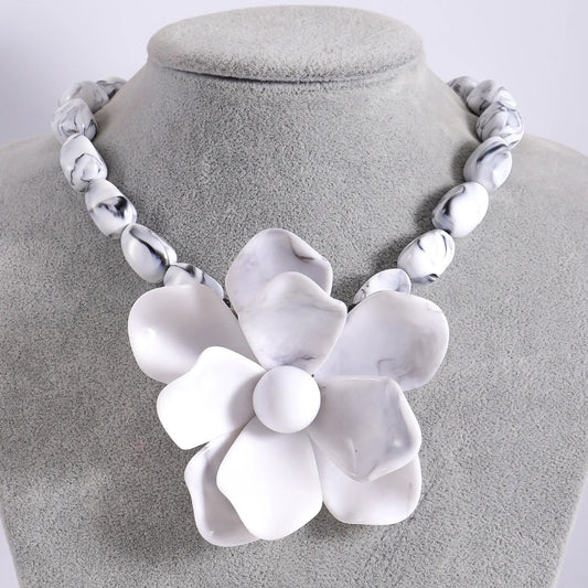 Bloom Burst Necklace White